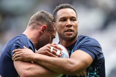 St. Helens takımından Moses Mbye ve St. Helens takımından Tommy Makinson, 3 Ağustos 2024 'te MKM Stadyumu' nda oynanan Betfred Süper Lig 20. Raundunda oynanan karşılaşmada ısındılar.