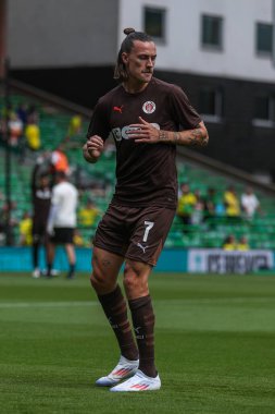 St Pauli 'den Jackson Irvine, Norwich City' nin 3 Ağustos 2024 'te Carrow Road, Norwich' te St. Pauli 'ye karşı oynadığı sezon öncesi hazırlık maçı öncesinde ısınıyor.