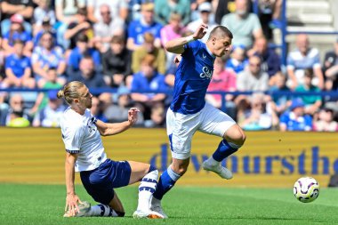 Preston North End 'den Brad Potts Everton' dan Vitaliy Mykolenko 'yu 3 Ağustos 2024' te Deepdale, Preston, İngiltere 'de Preston North End' e karşı oynanan ön sezon dostluk maçında yendi.