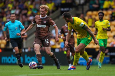 St Pauli 'den Martin Schmitz, Norwich City ile St. Pauli arasındaki 3 Ağustos 2024' te oynanan Carrow Road, Norwich maçında topla koşuyor.