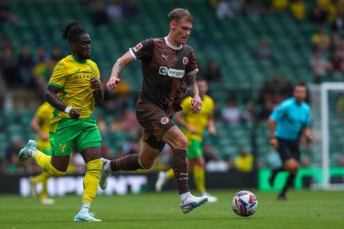 St Pauli 'den Eric Smith Norwich City' den Jonathan Rowe tarafından Norwich City 'nin Norwich Road, Norwich, İngiltere' de 3 Ağustos 2024 'te St. Pauli' ye karşı oynadığı ön sezon dostluk maçı sırasında baskı altına alındı.