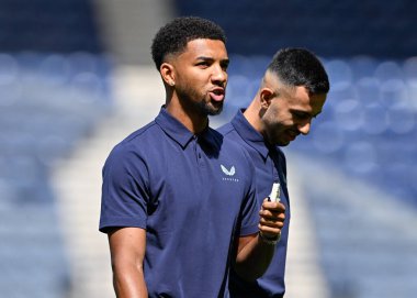 Everton 'dan Mason Holgate, Preston North End' in 3 Ağustos 2024 'te Deepdale, Preston' da Everton 'a karşı oynadığı sezon öncesi dostluk maçı öncesinde sahaya bakıyor.