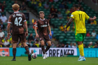 St Pauli 'den David Nemeth, Norwich City' nin 3 Ağustos 2024 'te Norwich Road, Norwich Road' da St. Pauli 'ye karşı oynadığı sezon öncesi dostluk maçına bakıyor.