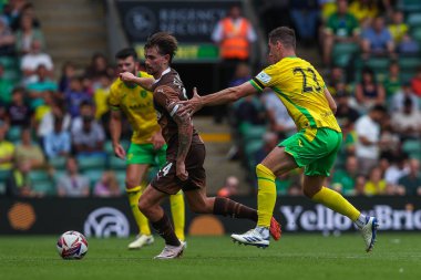 St Pauli 'den Connor Metcalfe Norwich City' den Kenny McLean tarafından, Norwich City 'nin Carrow Road, Norwich, İngiltere' de 3 Ağustos 2024 'te St. Pauli' ye karşı oynadığı ön sezon dostluk maçı sırasında baskı altına alındı.