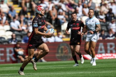 St. Helens takımından Harry Robertson, 3 Ağustos 2024 'te MKM Stadyumu' nda oynanan 20 'nci Betfred Süper Lig karşılaşmasında topa vuruyor.