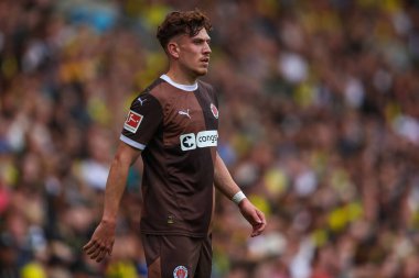 St Pauli 'den Philipp Treu, 3 Ağustos 2024' te Norwich City 'nin Carrow Road, Norwich' te St. Pauli 'ye karşı oynadığı ön sezon dostluk maçına bakıyor.
