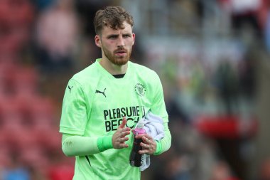 Blackpool 'dan Daniel Grimshaw, 3 Ağustos 2024' te Alexandra Stadyumu 'nda oynanan Crewe Alexandra-Blackpool maçından sonra gezgin taraftarları alkışlıyor.