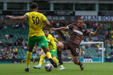 St Pauli 'den Adam Dwigaa, Norwich City ile St. Pauli arasındaki sezon öncesi dostluk maçı sırasında Jaden Warner ve Norwich City' den Borja Sainz ile birlikte Norwich Road, Norwich, İngiltere 'de 3 Ağustos 2024' te oynanan karşılaşmada top için mücadele eder.
