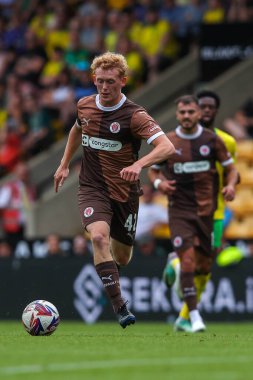 St Pauli 'den Martin Schmitz, Norwich City ile St. Pauli arasındaki 3 Ağustos 2024' te oynanan Carrow Road, Norwich maçında topla koşuyor.