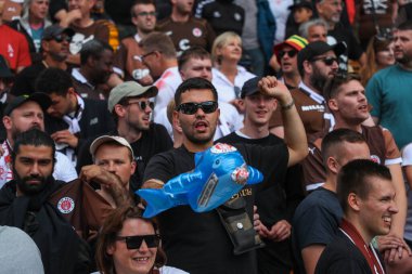 St Pauli taraftarları takımların 3 Ağustos 2024 'te Norwich City ile St. Pauli' nin Carrow Road, Norwich, İngiltere 'de oynanan karşılaşmasının ardından kazandığı zaferi kutluyorlar.