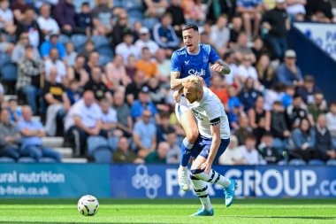 Preston North End 'den Jack Whatmough Everton' dan Dwight McNeil 3 Ağustos 2024 'te Deepdale, Preston, İngiltere' de Preston North End 'e karşı oynanan ön sezon dostluk maçında topu aldı.