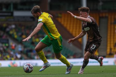 Norwich City 'den Jack Stacey, 3 Ağustos 2024' te Norwich City ve St. Pauli 'nin Carrow Road, Norwich, İngiltere' de oynanan ön sezon dostluk maçı sırasında St Pauli 'den Philipp Treu tarafından baskı altına alındı.