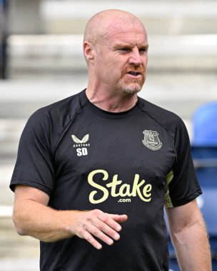 Everton 'dan Sean Dyche Menajeri, Preston North End' in 3 Ağustos 2024 'te Deepdale, Preston' a karşı oynadığı ön sezon dostluk maçı öncesinde sahaya bakıyor.