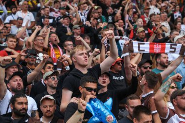 St Pauli taraftarları takımların 3 Ağustos 2024 'te Norwich City ile St. Pauli' nin Carrow Road, Norwich, İngiltere 'de oynanan karşılaşmasının ardından kazandığı zaferi kutluyorlar.