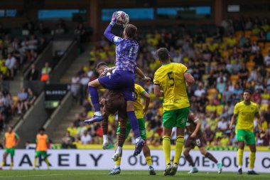 Norwich City 'den Angus Gunn, Norwich City' nin 3 Ağustos 2024 'te Carrow Road, Norwich' te St. Pauli 'ye karşı oynadığı sezon öncesi dostluk maçında bir kurtarış yaptı.