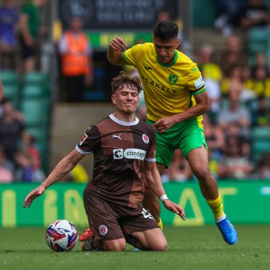 St Pauli 'den Philipp Treu Norwich City' nin 3 Ağustos 2024 'te Norwich City ile St. Pauli' ye karşı oynadığı ön sezon dostluk maçı sırasında Marcelino Nunez ile top için mücadele ediyor.