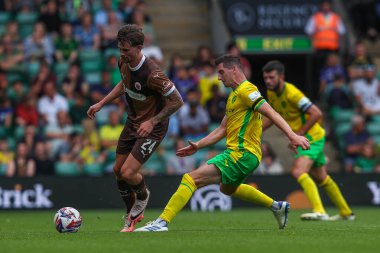 St Pauli 'den Connor Metcalfe Norwich City' den Kenny McLean tarafından, Norwich City 'nin Carrow Road, Norwich, İngiltere' de 3 Ağustos 2024 'te St. Pauli' ye karşı oynadığı ön sezon dostluk maçı sırasında baskı altına alındı.