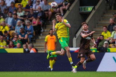 Norwich City 'den Kellen Fisher, Norwich City ile St. Pauli' nin 3 Ağustos 2024 'te Carrow Road, Norwich' te oynanan ön sezon dostluk maçında topa öncülük ediyor.