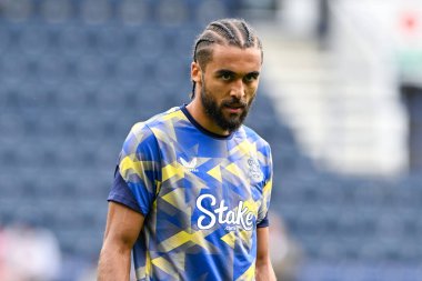 Everton 'dan Dominic Calvert-Lewin, Preston North End' in 3 Ağustos 2024 'te Deepdale, Preston' a karşı oynadığı sezon öncesi dostluk maçı öncesinde ısınıyor.