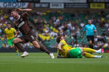 St Pauli 'den Hauke Wahl Norwich City' den Josh Sargent, Norwich City 'nin 3 Ağustos 2024' te Carrow Road, Norwich 'te St. Pauli' ye karşı oynadığı maçta faul yaptı.