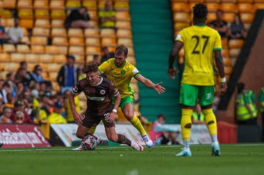 St Pauli 'li Philipp Treu, Norwich City' nin 3 Ağustos 2024 'te Carrow Road, Norwich, İngiltere' de oynadığı Norwich City-St. Pauli maçında Norwich City 'li Jack Stacey' e faul yaptı.