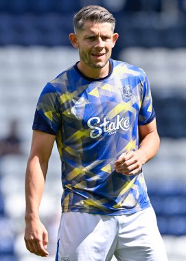 Everton 'dan James Tarkowski, Preston North End' in 3 Ağustos 2024 'te Deepdale, Preston' da Everton 'a karşı oynadığı ön sezon dostluk maçı öncesinde ısınıyor.