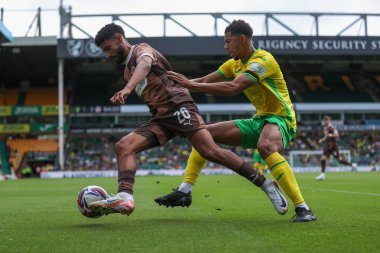 St Pauli 'den Elias Saad Norwich City' den Jaden Warner, Norwich City 'nin 3 Ağustos 2024' te Carrow Road, Norwich, İngiltere 'de St. Pauli' ye karşı oynadığı ön sezon dostluk maçı sırasında baskı altında kaldı.