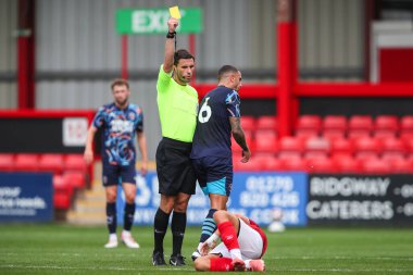 Blackpool 'dan Oliver Norburn, 3 Ağustos 2024' te Crewe Alexandra ile Blackpool arasındaki sezon öncesi dostluk maçında sarı kart gösterildi.