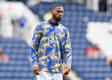 Everton 'dan Beto, Preston North End' in 3 Ağustos 2024 'te Deepdale, Preston' da Everton 'a karşı oynadığı sezon öncesi dostluk maçı öncesinde ısınıyor.