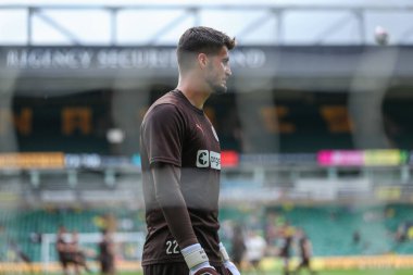 St Pauli 'den Nikola Vasilj, Norwich City' nin 3 Ağustos 2024 'te Norwich Road, Norwich' te St. Pauli 'ye karşı oynadığı sezon öncesi hazırlık maçına bakıyor.