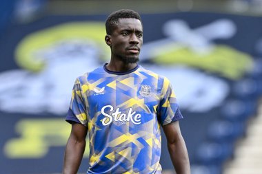 Everton 'dan Idrissa Gueye, Preston North End' in 3 Ağustos 2024 'te Deepdale, Preston' da Everton 'a karşı oynadığı ön sezon dostluk maçı öncesinde ısınıyor.