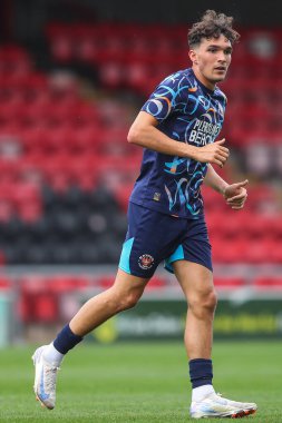 Blackpool 'dan Kyle Joseph, Crewe Alexandra' ya karşı Blackpool 'un 3 Ağustos 2024' teki Alexandra Stadyumu 'nda oynanan sezon öncesi dostluk maçı sırasında