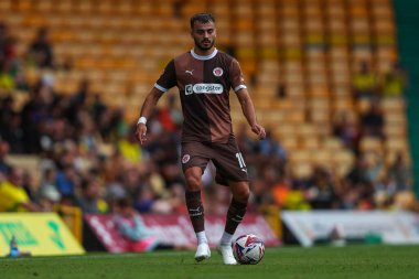 St Pauli 'den Danel Sinani, Norwich City ile St. Pauli arasındaki 3 Ağustos 2024' te oynanan Carrow Road, Norwich maçında pas attı.