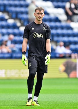Everton 'dan Harry Tyrer, Preston North End' in 3 Ağustos 2024 'te Deepdale, Preston' da Everton 'a karşı oynadığı ön sezon dostluk maçı öncesinde ısınıyor.