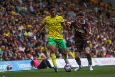 Norwich City 'den Ben Chrisene, Norwich Road, Norwich, İngiltere' de 3 Ağustos 2024 'te oynanan sezon öncesi dostluk maçı sırasında St Pauli' den Scott Banks tarafından baskı altına alındı.