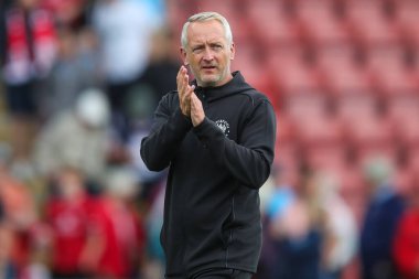 Blackpool 'un Neil Critchley teknik direktörü, 3 Ağustos 2024' te Alexandra Stadyumu 'nda oynanan Crewe Alexandra-Blackpool maçından sonra gezgin taraftarları alkışlıyor.