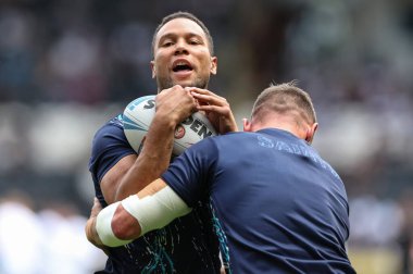 St. Helens takımından Moses Mbye ve St. Helens takımından Tommy Makinson, 3 Ağustos 2024 'te MKM Stadyumu' nda oynanan Betfred Süper Lig 20. Raundunda oynanan karşılaşmada ısındılar.