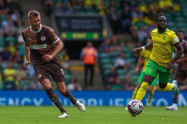 St Pauli 'den Karol Mets, Norwich City ile St. Pauli arasındaki 3 Ağustos 2024' te oynanan Carrow Road, Norwich maçında pas attı.