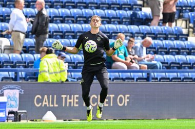 Everton 'dan Harry Tyrer, Preston North End' in 3 Ağustos 2024 'te Deepdale, Preston' da Everton 'a karşı oynadığı ön sezon dostluk maçı öncesinde ısınıyor.