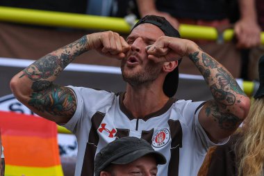 St Pauli taraftarları, Norwich City 'nin 3 Ağustos 2024' te Carrow Road, Norwich 'te St. Pauli' ye karşı oynadığı sezon öncesi hazırlık maçında takımın ikinci golünü kutluyor.