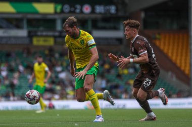 Norwich City 'den Jack Stacey, 3 Ağustos 2024' te Norwich City ve St. Pauli 'nin Carrow Road, Norwich, İngiltere' de oynanan ön sezon dostluk maçı sırasında St Pauli 'den Philipp Treu tarafından baskı altına alındı.