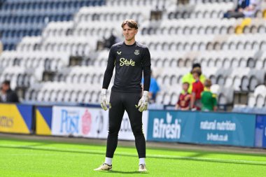 Everton 'dan Billy Crellin, 3 Ağustos 2024 Deepdale, Preston, İngiltere' de Preston North End 'e karşı oynanan ön sezon dostluk maçı öncesinde ısınıyor.