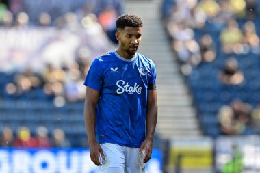 Everton 'dan Mason Holgate, Preston North End Everton' a karşı 3 Ağustos 2024 Deepdale, Preston, İngiltere 'de oynanan ön sezon dostluk maçı sırasında