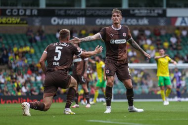 St Pauli 'den Hauke Wahl ve Eric Smith, Norwich City' nin 3 Ağustos 2024 'te Norwich Road, Norwich Road' da St. Pauli 'ye karşı oynadığı ön sezon dostluk maçında tepki verdiler.