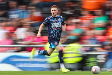 Blackpool 'dan Sonny Carey, Crewe Alexandra' nın Blackpool 'a karşı oynadığı 3 Ağustos 2024' te Alexandra Stadyumu, Crewe, İngiltere 'de oynanan sezon öncesi dostluk maçı sırasında topa vurdu.