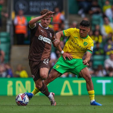 St Pauli 'den Philipp Treu Norwich City' nin 3 Ağustos 2024 'te Norwich City ile St. Pauli' ye karşı oynadığı ön sezon dostluk maçı sırasında Marcelino Nunez ile top için mücadele ediyor.