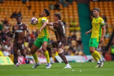 Norwich City 'den Ben Chrisene, Norwich Road, Norwich, İngiltere' de 3 Ağustos 2024 'te oynanan sezon öncesi dostluk maçı sırasında St Pauli' den Scott Banks tarafından baskı altına alındı.