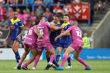 Warrington Wolves 'dan Ben Currie, Hull KR' dan Jai Whitbread tarafından oynanan Betfred 20. Lig karşılaşmasında Warrington Wolves, Hull KR 'a karşı Halliwell Jones Stadyumu, Warrington, 2 Ağustos 2024