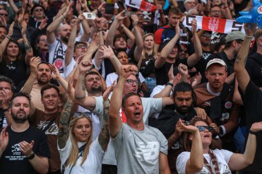 St Pauli taraftarları takımların 3 Ağustos 2024 'te Norwich City ile St. Pauli' nin Carrow Road, Norwich, İngiltere 'de oynanan karşılaşmasının ardından kazandığı zaferi kutluyorlar.