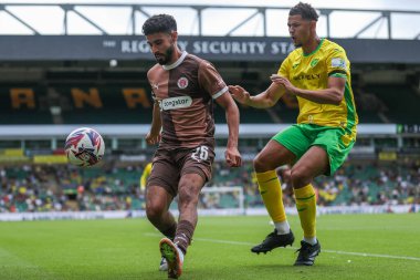 St Pauli 'den Elias Saad Norwich City' den Jaden Warner, Norwich City 'nin 3 Ağustos 2024' te Carrow Road, Norwich, İngiltere 'de St. Pauli' ye karşı oynadığı ön sezon dostluk maçı sırasında baskı altında kaldı.